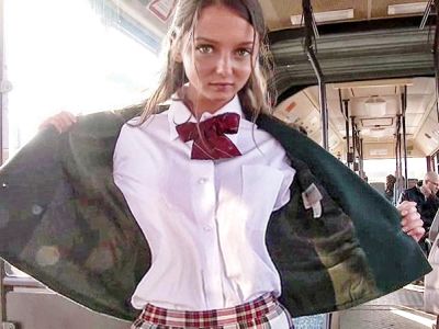 【白人】18歳の欧州JKをバスの中で痴漢♥制服スレンダー美女がデビュー♥ブロンド外国人とSEX♡